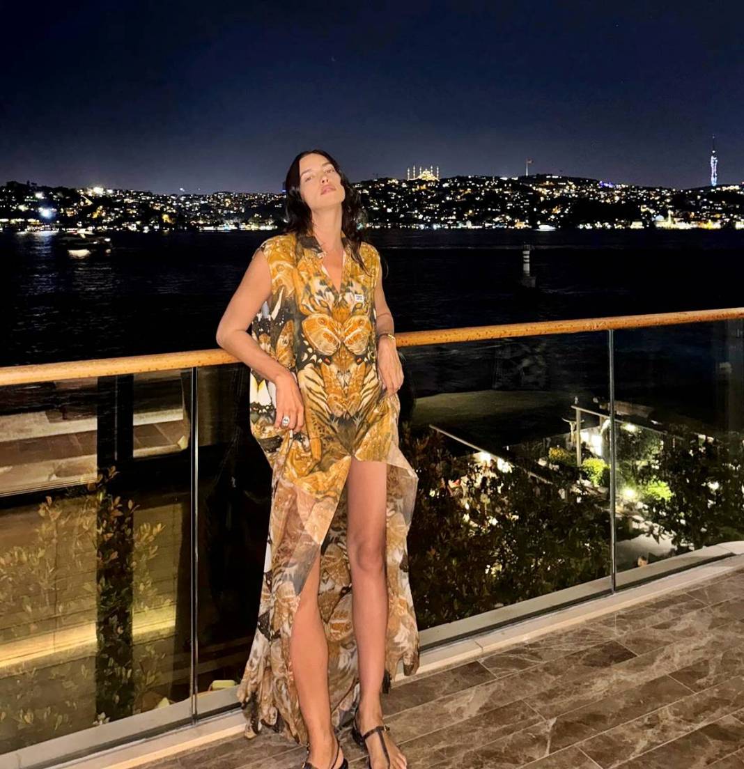 İstanbul'da tarih kokladı, Ege'de güneşe doydu! Irina Shayk, Türkiye'de 'Yaza merhaba' dedi 6